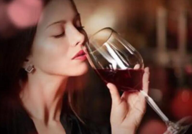 少量喝葡萄酒可以提高生活的情趣